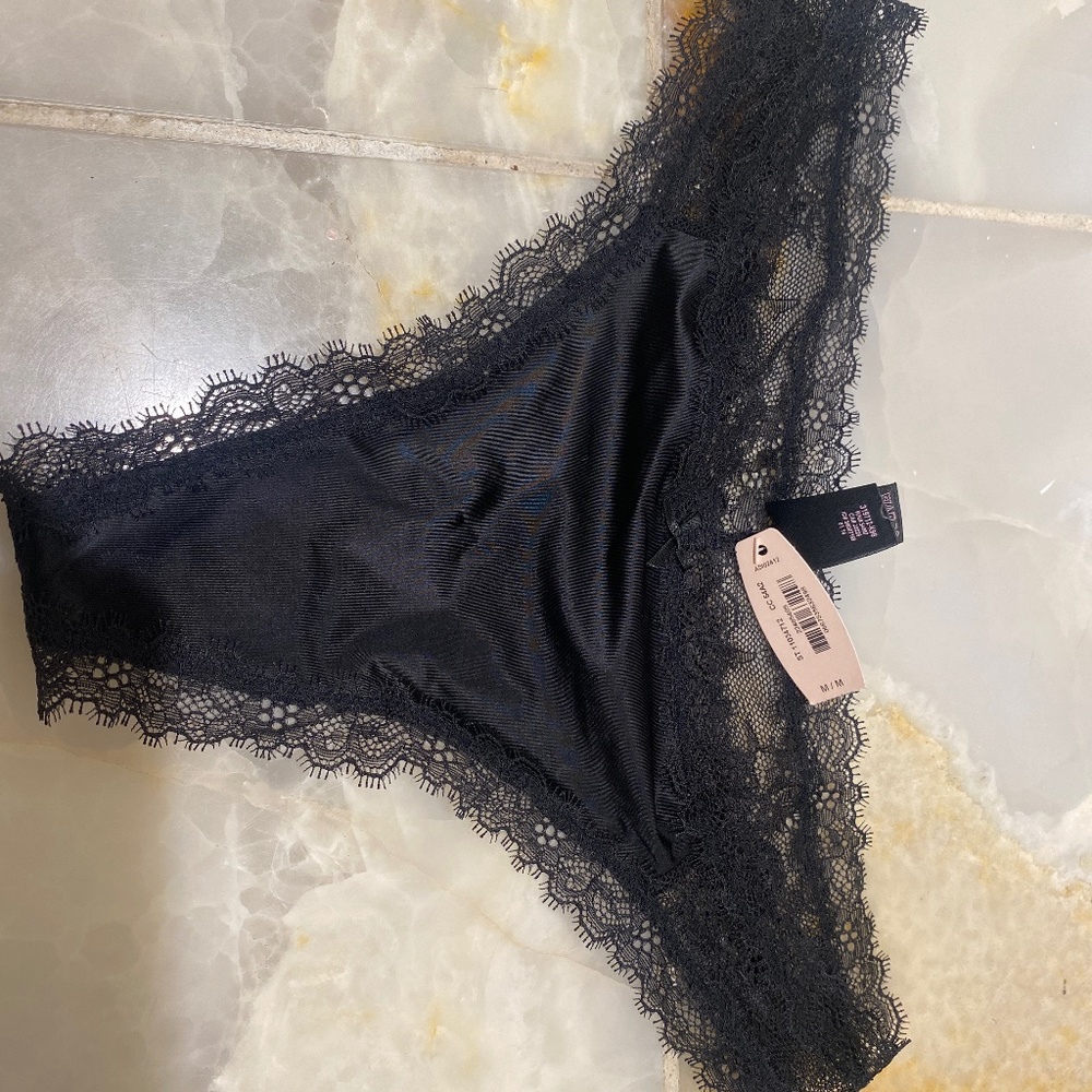 NEW Victoria Secret black lace thong M/M